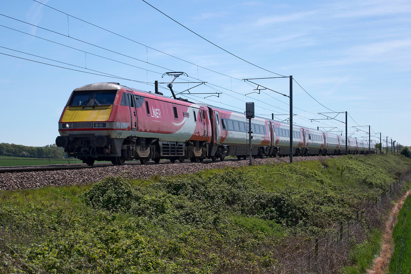 91102, GR 11.30 London King`s Cross-Edinburgh (1S15, 2L), Frinkley Lane crossing SK906436 
 91102 'City of York' leads the 11.30 King's Cross Edinburgh 1S15 past Frinkley Lane crossing between Grantham and Newark. This service, along with most of the other Anglo-Scottish workings, will be the last to go over to Azuma traction. This process is likely to be complete by the start of 2020 when staff training and testing will be completed north from Newcastle. 
 Keywords: 91102 11.30 London King`s Cross-Edinburgh 1S15 Frinkley Lane crossing SK906436