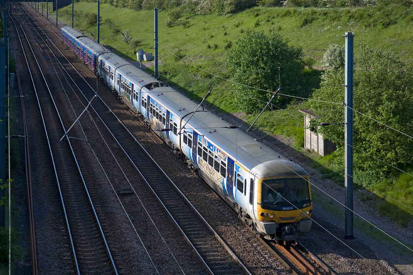 365519 & Class 365, FC 17.46 Peterborough-London King's Cross (1P73), New England bridge 
 365519 has worn its dramatic all-over vinyls that depict Peterborough for a number of years now. At one point was named 'Peterborough-Environment City' but the vinyl plate appears to have been removed. It is seen climbing the 1:200 gradient away from Connington with another Class 365 working the 1P73 17.46 Peterborough to King's Cross service. 
 Keywords: 365519 Class 365 17.46 Peterborough-London King's Cross 1P73 New England bridge Networker Express FCC