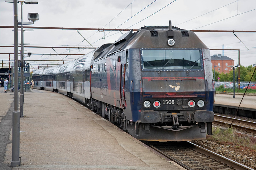 1508, 15.46 Holbk-sterport, Roskilde station 
 Class ME 1508 pauses at Roskilde station at the rear of the 15.46 Holbk to sterport service. Whilst the stock of these services, and all others for that matter, were smart and clean the fleet of MEs were decidedly tatty and a bit rough around the edges as is the case with 1508 here. 
 Keywords: 1508 15.46 Holbk-sterport Roskilde station Class ME