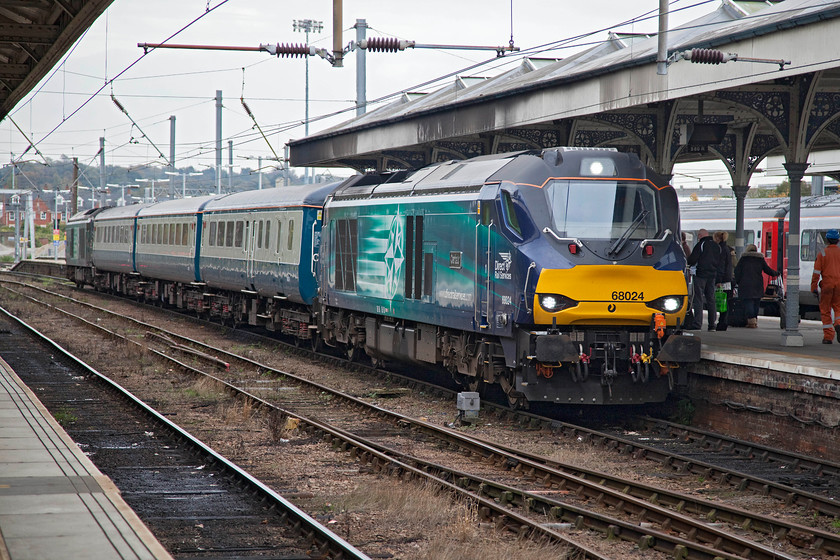 68024 & 68004, LE 0014.0057 Lowestoft-Norwich (0002J0081), Norwich station 
 68024 'Centaur' brings the 14.57 from Lowestoft into Norwich station. At the rear, 68004 'Rapid' will be used to pull the return train back out Great Yarmouth. I am sure that the commuters of Norfolk appreciate the roominess and comfort of Mk.IIf stock rather than a cramped unit. 
 Keywords: 68024 68004 14.57 Lowestoft-Norwich 2J81 Norwich station