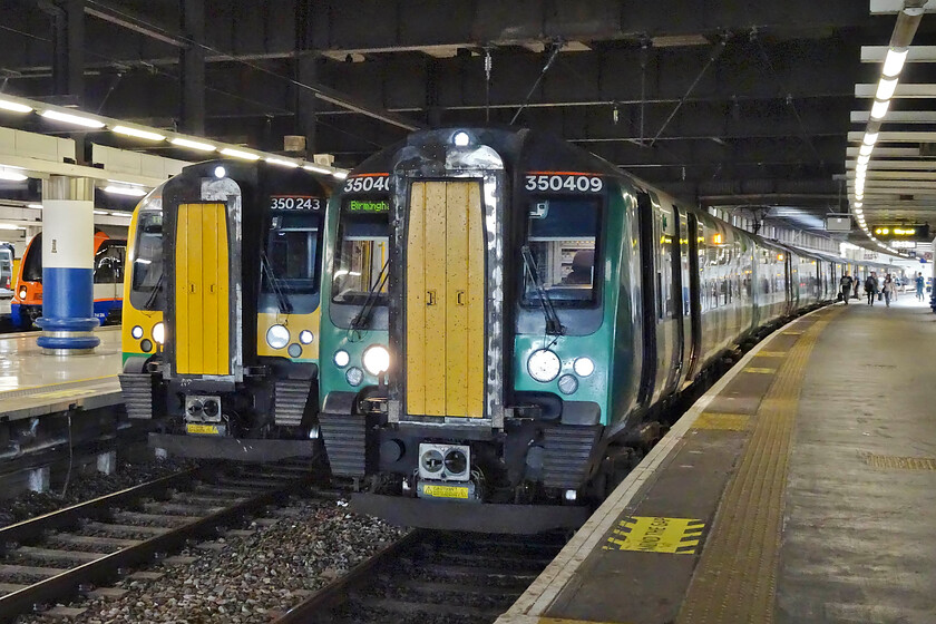 350409, LN 13.23 London Euston-Birmingham New Street (1Y39, 4L) & 350243, LN 13.23 London Euston-Tring (2T33, 1E), London Euston station 
 A pair of London Northwestern's finest stand side by side at Euston station. To the left, 350243 will work the 2T33 13.23 stopper to Tring whilst 350409 will work the 1Y39 Birmingham New Street train. My wife and I would travel on 2T33 as far as Northampton, about halfway through its journey. 
 Keywords: 350409 13.23 London Euston-Birmingham New Street 1Y39 350243 13.23 London Euston-Tring 2T33 London Euston station London Northwestern Desiro