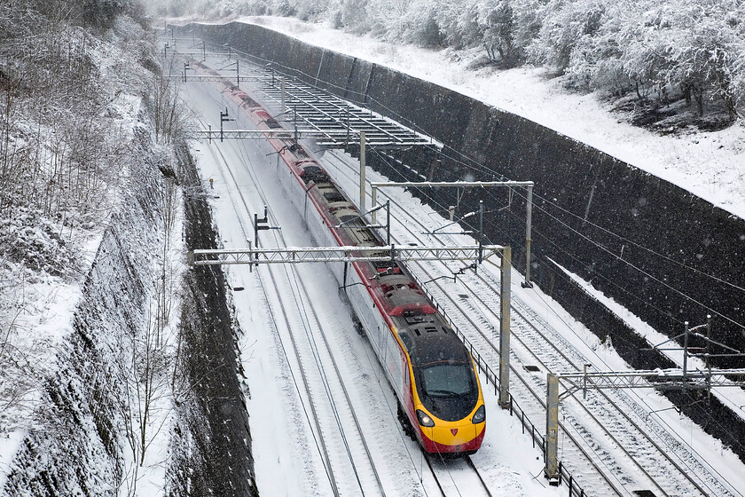 Class 390, 10.38 Liverpool Lime Street-London Euston, Roade cutting