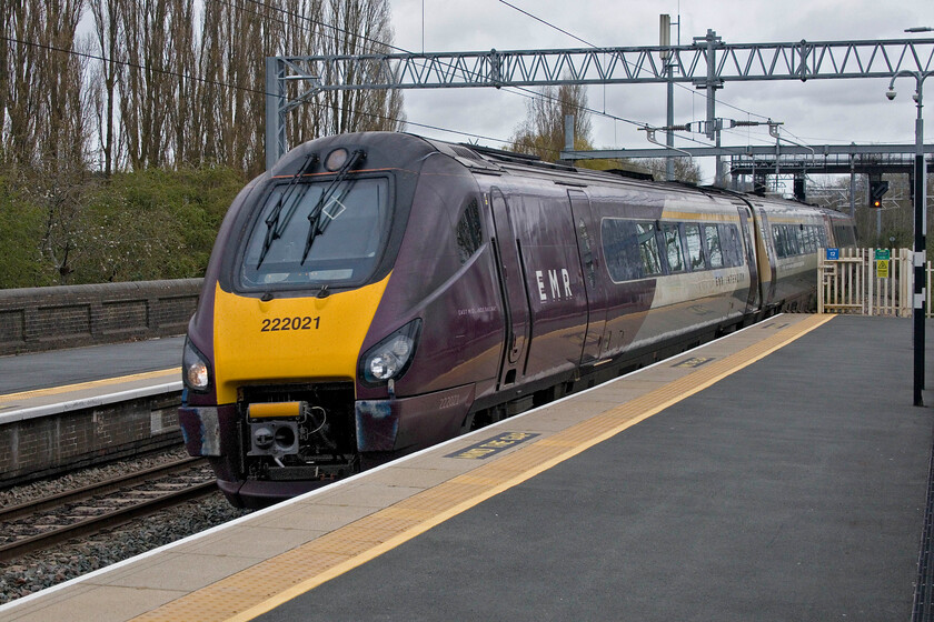 222021, EM 09.00 Sheffield-London St. Pancras (1C21, 5L), Kettering station 
 222021 sweeps around the steeply cambered up fast line at Kettering station with the 09.00 Sheffield to St. Pancras East Midlands Railway service. Remember the days when this would have been an ETH Peak leading a set of Mk.II stock? 
 Keywords: 222021 09.00 Sheffield-London St. Pancras 1C21 Kettering station EMR EMT Meridian