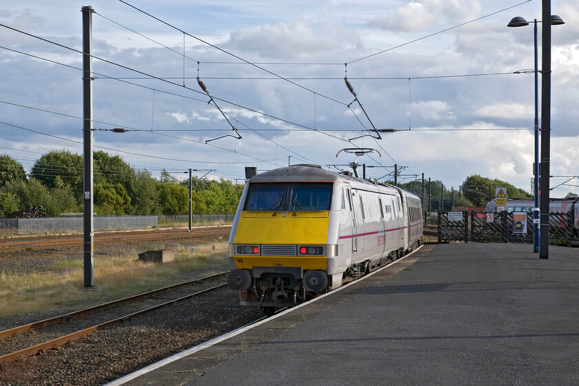 91115, GR 17.25 Newcastle-London King's Cross (1Y47), Darlington station 
 91115 Blaydon Races propels the 1Y47 17.25 Newcastle to Kings Cross away from Darlington station in some welcome evening sunshine after what had been a rather cloudy and dull day. Notice the CrossCountry Voyager arriving to the extreme right of the photograph. 
 Keywords: 91115 17.25 Newcastle-London King's Cross 1Y47 Darlington station East Coast IC 225 Blaydon Races