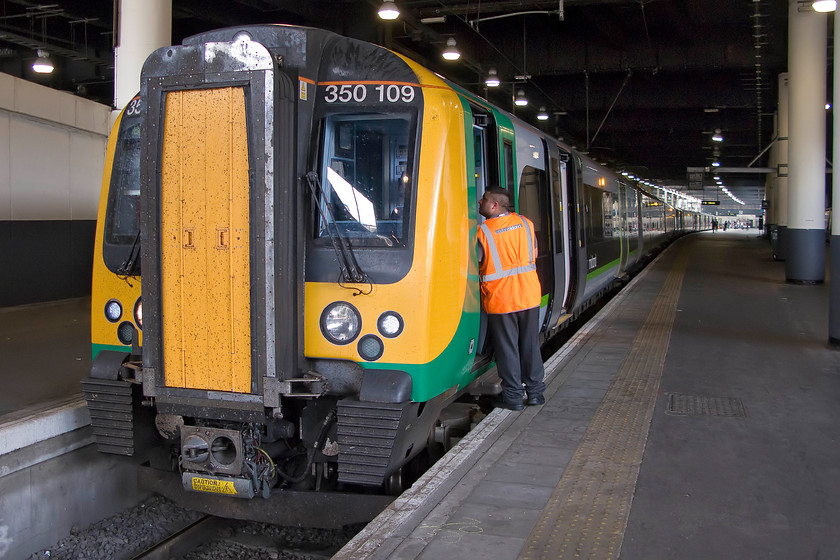 350109 & 350116, LM 13.49 London Euston-Birmingham New Street (1W15), London Euston station 
 A second view of our train home from London to Northampton. 350109 leads 350116 that will work the 1W15 13.49 to Birmingham New Street. 
 Keywords: 350109 350116 13.49 London Euston-Birmingham New Street 1W15 London Euston station London Midland Railway Desiro