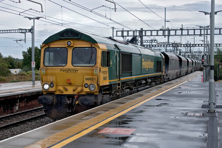 66621, 12.28 Hayes Yard-East Usk Yard (6B11, 9L), Didcot Parkway station 
 With the Elcotrostar that had arrived at Didcot from London and terminated a few minutes previously and then cleared the platform heading off into a siding 66621 was able to pass through at line speed leading the 12.28 Hayes Yard to East Usk Yard empty stone train. Unfortunately, the signallers had other ideas with the train being put into the up (but bi-directional) loop to the west. It was held here for some time before continuing its journey to South Wales. 
 Keywords: 66621 12.28 Hayes Yard-East Usk Yard 6B11 Didcot Parkway station Freightliner