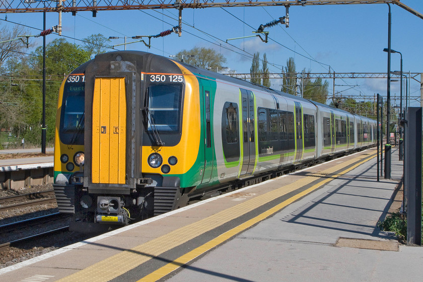 350125, LM 08.54 Birmingham New Street-London Euston (2Y02), Northampton station 
 Our train to London arrives at Northampton's platform one on a lovely spring day. We travelled on 350125 working the 2Y02 08.54 Birmingham New Street to Euston. 
 Keywords: 350125 08.54 Birmingham New Street-London Euston 2Y02 Northampton station Desiro London Midland Railway