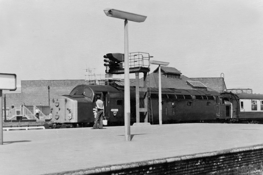 40086, unidentified up working, York station 
 40086 arrives at York station with an unidentified up train. 
 Keywords: 40086 unidentified up working York station. Today, this view is dominated by the new National Railway Museum building. 40086 emerged from the Vulcan Woks as D286 in July 1960. It made it through to 1985, being condemned as 'life expired' at Gateshead Depot and broken up a month later at Doncaster Works.