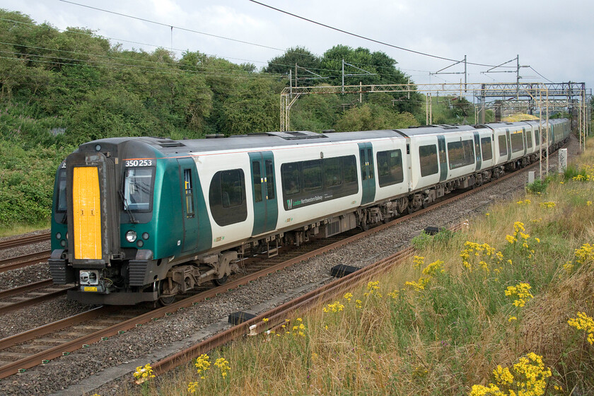 350253, LN 07.30 Northampton-London Euston (2N06, RT), Old Linslade 
 350253 leads another Desiro past Old Linslade working the 07.30 Northampton to Euston service. On such a dull morning with an equally dull liveried train, the common tansy (tanacetum vulgare) that adorns the embankment in the foreground brightens things up nicely! 
 Keywords: 350253 07.30 Northampton-London Euston 2N06 Old Linslade London Northwestern Desiro