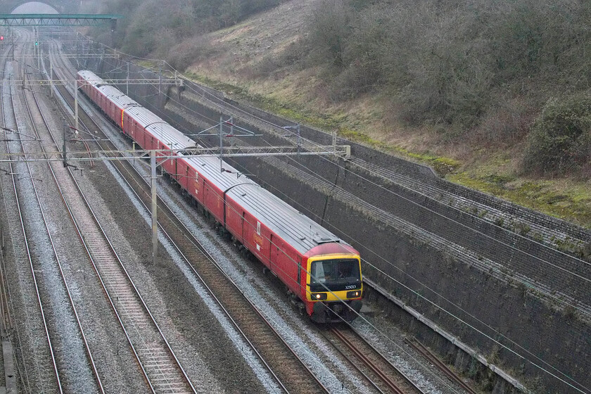 325013 & 325004, 11.20 Crewe TMD-Willesden PRDC (5A91, 13E), Roade cutting 
 Following routine maintenance at LNWR Crewe facility 325013 and 325004 return south to the Park Royal Mail centre at Willesden ready to take up its duties again. Running as the 5A91 11.20 ex Crewe the duo are seen passing through Roade cutting on a particularly dull and cold January day. 
 Keywords: 325013 325004 11.20 Crewe TMD-Willesden PRDC 5A91 Roade cutting Royal Mail