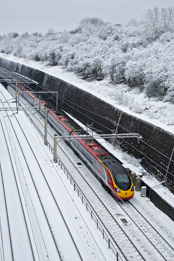 Class 390, 09.38 LIverpool Lime Street-London Euston, Roade cutting