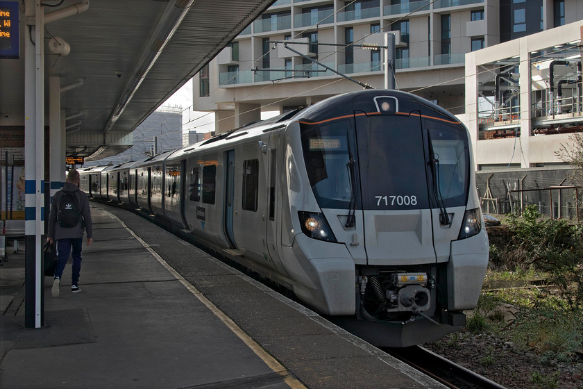 717008, GN 10.55 Moorgate-Hertford North (2B54, 1E), Finsbury Park station 
 I have very few photographs of the twenty-five Siemens built Great Northern Class 717s - not the most attractive of designs it has to be said! They have replaced the elderly Class 313s that have been scrapped after over forty years of service. At Finsbury Park 717008 pauses, working the 10.55 Moorgate to Hertford North. 
 Keywords: 717008 10.55 Moorgate-Hertford North 2B54 Finsbury Park station