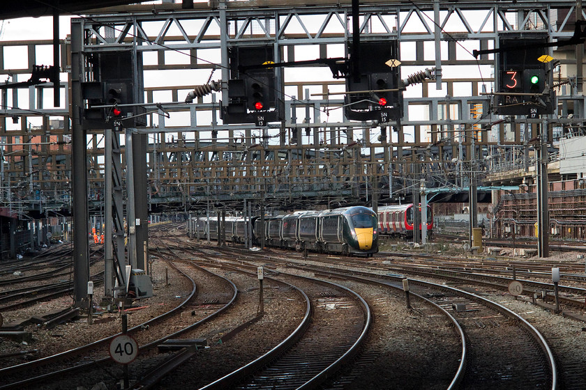 800020 & 800016, unidentified ECS working, London Paddington station 
 800020 'Bob Woodward/Elizabeth Ralph' and 800016 arrive slowly into Paddington with an unidentified ECS working. This image clearly shows the size and scale of Paddington's throat even though it has been made much less complicated in recent years. 
 Keywords: 800020 800016 ECS working London Paddington station