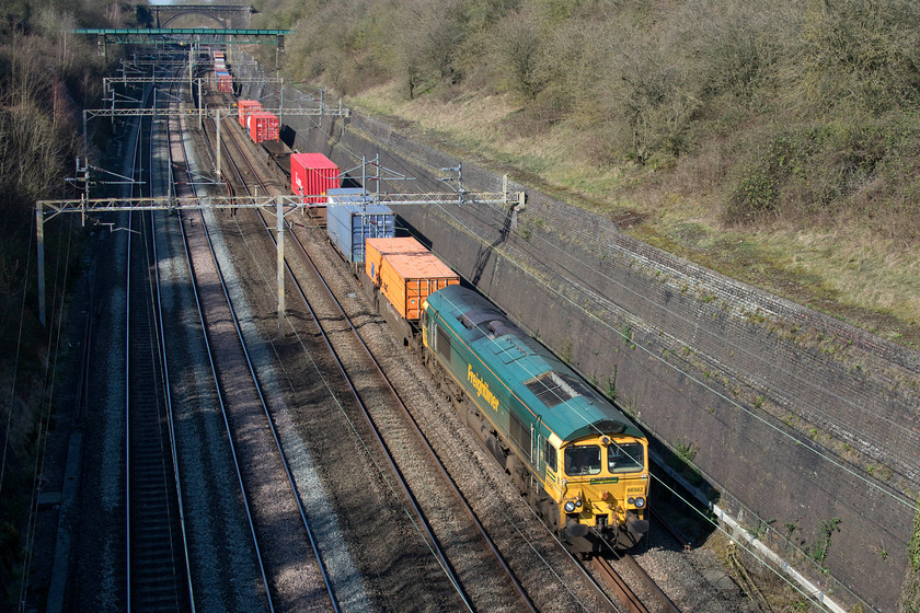 66562, 12.16 Lawley Street-London Gateway (4L46), Roade cutting 
 66562 labours on the steady upgrade through Roade cutting with the 12.16 Lawley Street to London Gateway. Despite the odd empty flat, this 4L46 was essentially full as have been most of the Freightliners heading south towards the deepwater ports throughout the early stages of the COVID-19 crisis. One wonders how long this situation will continue as companies cease production? 
 Keywords: 66562 12.16 Lawley Street-London Gateway 4L46 Roade cutting