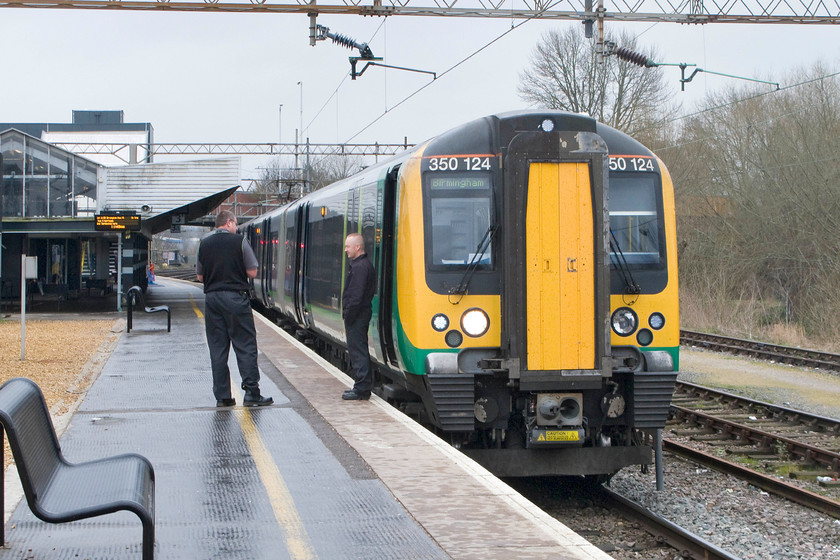 350124, LM 10.49 London Euston-Birmingham New Street (1W09), Northampton station 
 The crew of the 10.49 Euston to Birmingham New Street have a chat during its dwell time at Northampton. My wife and I took this service, formed by 350124 from Northampton to Birmingham. 
 Keywords: 350124 10.49 London Euston-Birmingham New Street 1W09 Northampton station