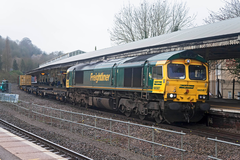 66587, 10.58 Bristol FLT-London Gateway (4L32), Bath Spa station 
 66587 rushes through Bath Spa station working the daily 10.58 Bristol Freightliner Terminal to London Gateway. This train has tight pathing on this end of the GWML where it is only double track and pretty busy. Once it becomes largely four-track from Swindon there are options for control. 
 Keywords: 66587 10.58 Bristol FLT-London Gateway 4L32 Bath Spa station