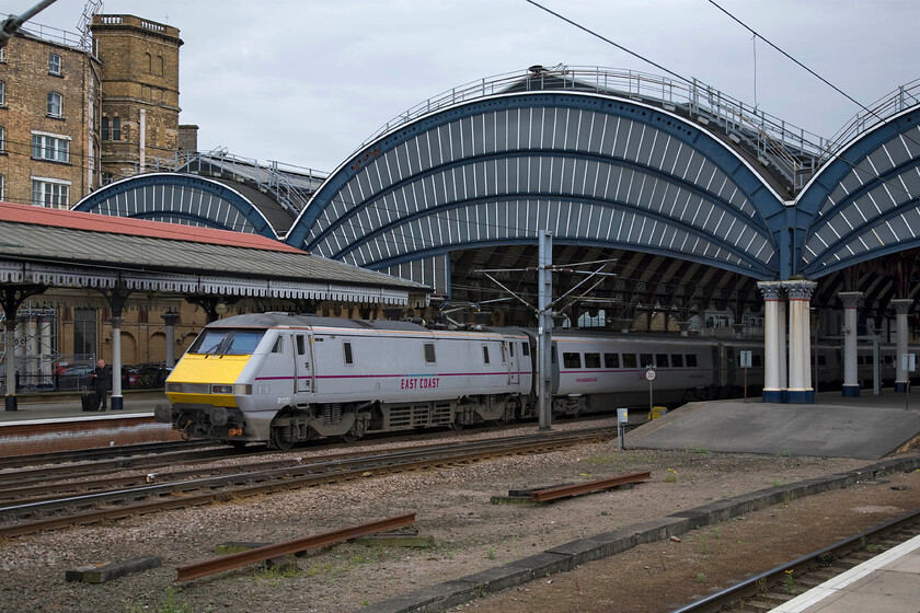 91131, GR 14.00 Edinburgh Waverley-London King's Cross (1E18), York station 
 After settling into our nearby hotel at the junction of Queen Street and Blossom Sreet I nipped back to York station for an hour before going out for dinner. 91131 eases into the station at the rear of the East Coast 14.00 Edinburgh to King's Cross service. I never tire of York station with its size and magnificence combined with the impressive variety of trains from many different operators. 
 Keywords: 91131 14.00 Edinburgh Waverley-London King's Cross 1E18 York station East Coast InterCity Class 225