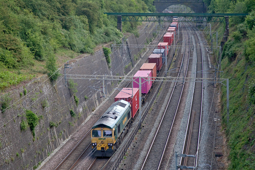 66548, 09.25 Southampton MCT-Garston (4M28, 36E), Roade cutting 
 The 09.25 Southampton to Garston 4M28 Freightliner passes through Roade cutting led by 66548. A hot day but somewhat spoilt by cloud that obliterated the sun just at the crucial moments as seen in this particular photograph! 
 Keywords: 66548 09.25 Southampton MCT-Garston 4M28 Roade cutting Freightliner