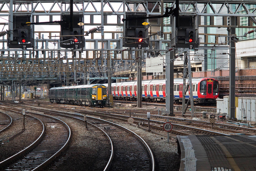 387172, GW 11.34 Reading-London Paddington (2P44, 1E) & S-Stock, Hammersmith & City line Barking working, London Paddington station 
 The race is on to get into Paddington! The new class 387 electric, 387172 slows with the 11.34 from Reading to the left whilst, the S-stock Hammersmith and City line service is probably going faster and will arrive first as its stopping time is less. Also, the TFL underground station is further west than the spot where the 387 will terminate. 
 Keywords: 387172 11.34 Reading-London Paddington 2P44 S-Stock, Hammersmith & City line Barking working London Paddington station