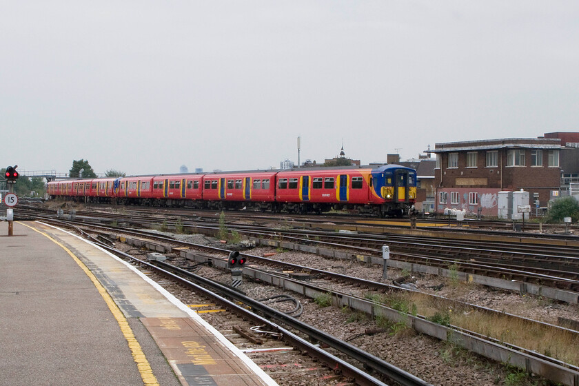 Class 455s, SW 14.15 London Waterloo-Haselmere (2P41), Clapham Junction station 
 A pair of unidentified Class 455s arrives at Clapham Junction working South Wests 14.15 Waterloo to Hasselmere service. I have never travelled on one of these units but I must say that I find them particularly ugly and cluttered in their front end design 
 Keywords: Class 455s 14.15 London Waterloo-Haselmere 2P41 Clapham Junction station South West Trains