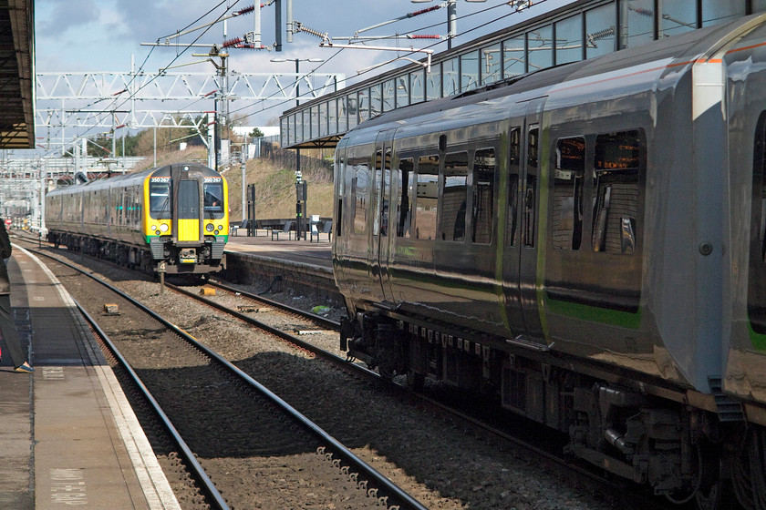 350267 & 350125, LM unidentified workings, Milton Keynes Central station 
 Two class 350s come together at Milton Keynes station. I was not able to identify what 350267 and 350125 were working or where they were going afterwards. 
 Keywords: 350267 350125 unidentified workings Milton Keynes Central station