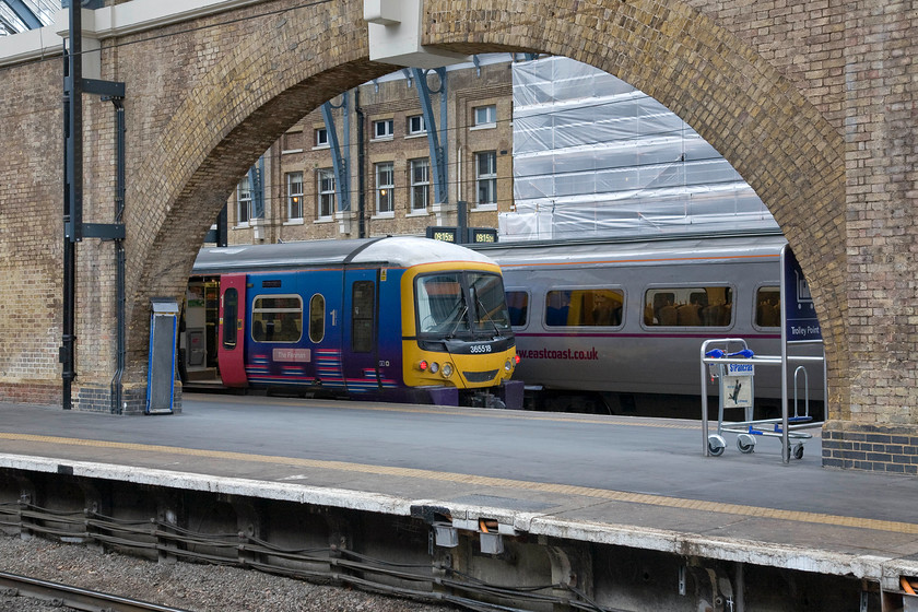 365518, FC 09.38 London King's Cross-Cambridge (1C48), London King's Cross station 
 Framed by one of King's Cross' brick arches 365518 'The Fenman' is seen about to work the 09.38 to Cambridge. An East Coast service waits in the adjacent platform. 
 Keywords: 365518 09.38 London King's Cross-Cambridge 1C48 London King's Cross station First Capital Connect The Fenman.