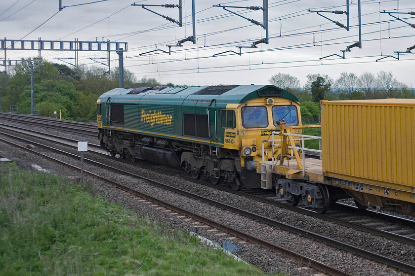 66610 Willesden Yard-Rugby HOBC (6Y60), Ashton Road bridge 
 Under power and working hard 66610 is shoving the 6Y60 Willesden to Ruby HOBC 'drain train' past Roade. The train is heading to Rugby for overnight stabbing before then being used on an engineering possession on the Weedon Loop. 
 Keywords: 66610 Willesden Yard-Rugby HOBC 6Y60 Ashton Road bridge