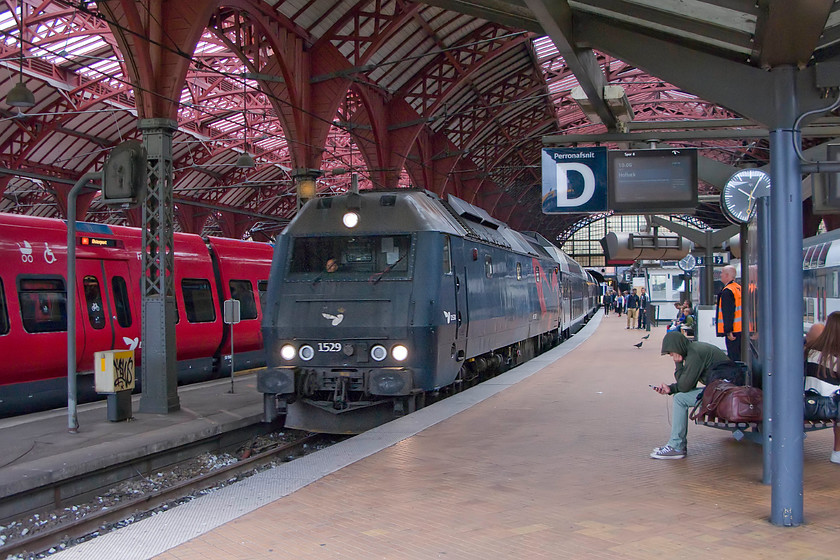 1529, 09.55 sterport-Holbk, Copenhagen Central station 
 The 09.55 sterport to Holbk sweeps into Copenhagen Central station lead by DSB Class ME 1529. Adjacent to this is one of the urban-suburban rail S-Line trains. 
 Keywords: 1529 09.55 sterport-Holbk Copenhagen Central station Class ME DSB