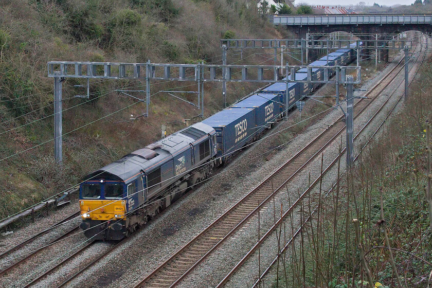 66424, 10.02 Tilbury-DIRFT (4M07, 4E), Hyde Road bridge 
 Regular DRS performer 66424 leads the 4M07 10.02 Tilbury to Daventry Tesco Express service through Roade taken from the village's Hyde Road bridge. As usual, this train was well loaded delivering supermarket products in from abroad to the food giant's huge UK distribution centre at Daventry. 
 Keywords: 66424 10.02 Tilbury-DIRFT 4M07 Hyde Road bridge DRS