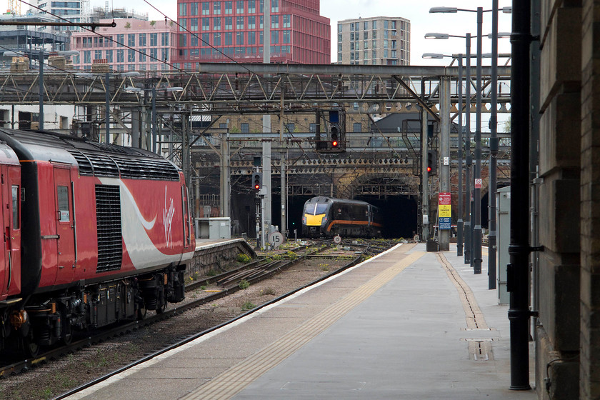 43206, GR 16.09 London Kings Cross-Newark (1B88, 3L) & class 180, GC 16.03 London Kings Cross-Bradford Interchange (1D81, 2E), London Kings Cross station 
 At King's Cross, the 16.09 to Newark, with HST power car 43206 leading, waits for the RA as a Grand Central class 180 enters Gasworks Tunnel working the 16.03 to Bradford Interchange. 43206 was an early Western Region power car that was part of 253003 where it carried the number 43006. 
 Keywords: 43206 1B88 class 180 1D81 London Kings Cross station