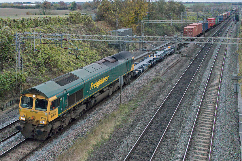 66510, 09.14 Southampton MCT-Garston (4M48, 28E), Victoria bridge 
 Freight five - 14.37 - the 09.14 Southampton MCT to Garston (Merseyside) Freightliner passes Victoria bridge lead by 66510. Notice the brand new flats marshalled in behind the locomotive. 
 Keywords: 66510 09.14 Southampton MCT-Garston 4M48 Victoria bridge Freightliner