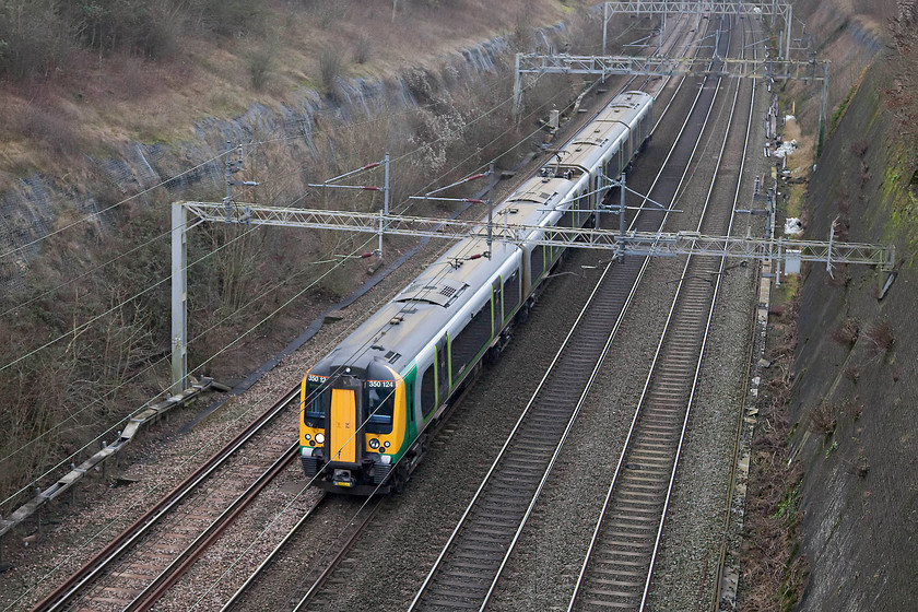 350124, LM 11.13 London Euston-Birmingham New Street (1Y27), Roade Cutting 
 350124 passes through the dark depths of Roade Cutting with the 11.13 Euston to Birmingham New Street. Typical weather for this time of year with grey low skies that cause the camera to work hard to produce reasonable results especially with the added challenge of taking pictures deep in a cutting! 
 Keywords: 350124 11.13 London Euston-Birmingham New Street 1Y27 Roade Cutting