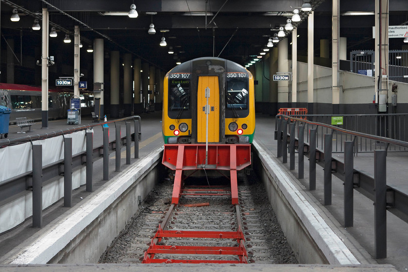 350107, LM 10.49 London Euston-Birmingham New Street (1W09, 1L), London Euston-Station 
 According the clock, 350107 has 19 minutes until it leaves working the 10.49 to Birmingham New Street. This is not a side to Euston's ghastly station that I use very often. But, for a few months there were some temporary toilets constructed here and as my wife 'had the need' I was able to take a couple of pictures whist waiting for her! 
 Keywords: 350107 1W09 London Euston-Station