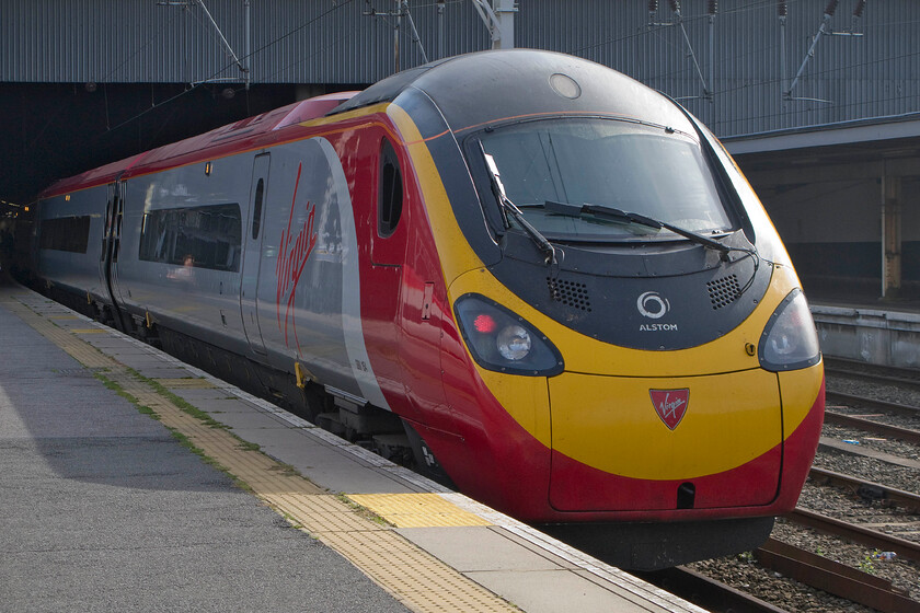 390154, VT 11.07 Wolverhampton-London Euston (1B18), London Euston station 
 39154 'Matthew Flinders' was named a few months ago here at Euston station by a member of the Royal Family. It is seen catching some early autumn sunshine having recently arrived with the 11.07 from Wolverhampton. 
 Keywords: 390154 11.07 Wolverhampton-London Euston 1B18 London Euston station Matthew Flinders