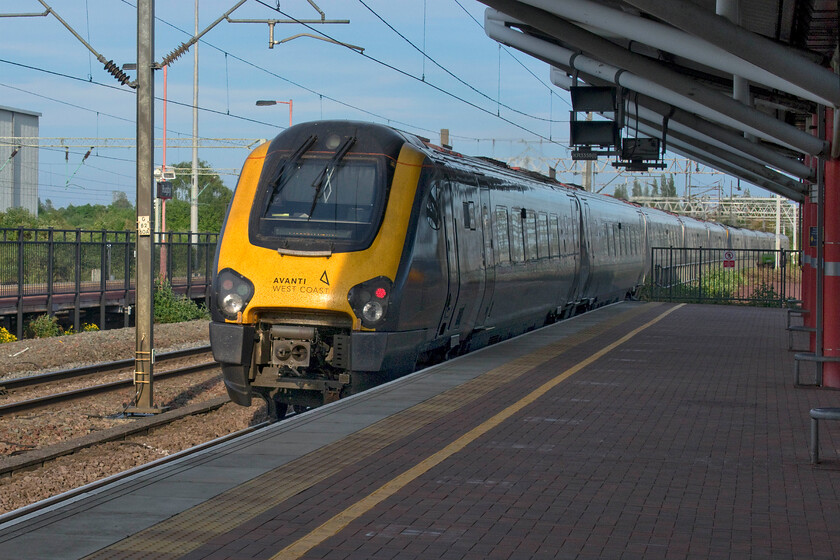 221102 & 221103, VT 18.30 Birmingham New Street-London Euston (1B80, 4L), Rugby station 
 Having travelled from Birmingham on the 18.30 service to London Euston it leaves Rugby station with 221102 bringing up the rear with 221103 leading upfront. Whilst I am not a fan of the Voyagers my travelling companion, Andy, likes them lauding their acceleration and ambience; there's no accounting for folk! 
 Keywords: 221102 221103 18.30 Birmingham New Street-London Euston 1B80 Rugby station Avanti West Coast Voyager