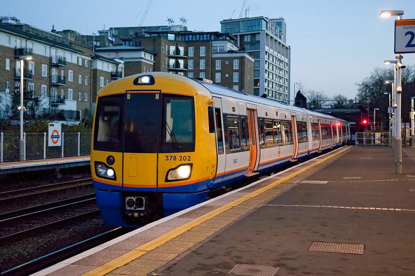 378202, LO 16.01 Clapham Junction-Willesden Junction (2Y34), Kensington Olympia station 
 By 16.10 and just over two weeks from the shortest day it is getting pretty dark. Luckily, Kensington Olympia station is quite well lit so photography is still possible. 378202 arrives with the 16.01 Clapham Junction to Willesden Junction. 
 Keywords: 378202 16.01 Clapham Junction-Willesden Junction 2Y34 Kensington Olympia station