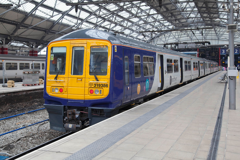 319386, NT 08.31 Preston-Liverpool Lime Street (1F06, 2E), Liverpool Lime Street station 
 Having arrived at Lime Street station Northern 319386 waits at the stops with the 1F06 08.31 from Preston. 
 Keywords: 319386 1F06 Liverpool Lime Street station