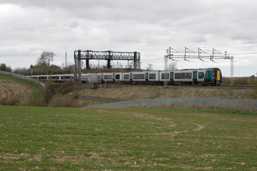 350263 & 350116, LN 14.24 London Euston-Northampton (2Z33, RT), between Roade & Ashton 
 The 14.24 Euston to Northampton, running as 2Z33, passes between Roade and Ashton in south Northamptonshire. The shuttle service, that will return to Euston pretty soon on arrival at Northampton, is formed of 350263 and 350116. 
 Keywords: 350263 350116 14.24 London Euston-Northampton 2Z33 between Roade Ashton Desiro London NorthWestern