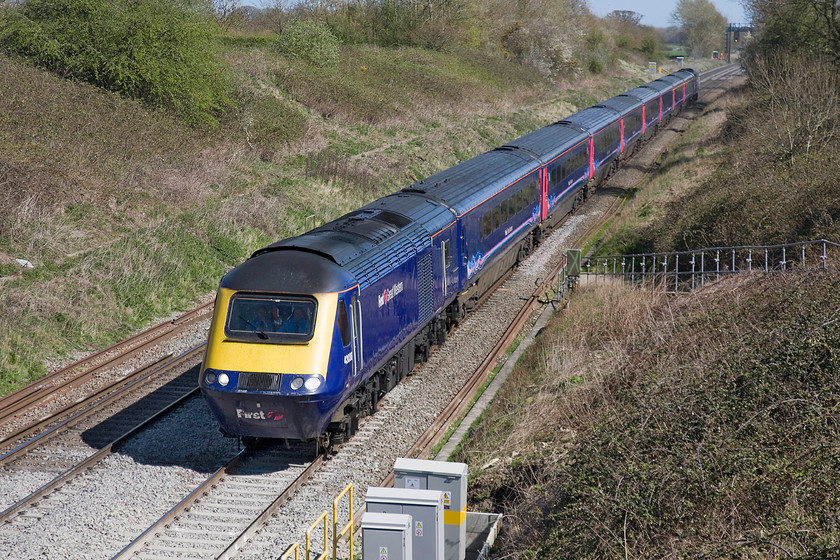 43036, GW 13.00 London Paddington Bristol TempleMeads (1C15), Baulking 
 With absolutely no evidence of the forthcoming electrification, 43036 leads the 13.00 Paddington to Bristol hst service past Baulking. It is views like this that make the GWML and the MML such a pleasure to take pictures along with no impinging from the electrification masts and wires. Once all the equipment is in place both this view and the motive power seen will be a thing of the past! 
 Keywords: 43036 13.00 London Paddington Bristol TempleMeads 1C15 Baulking HST