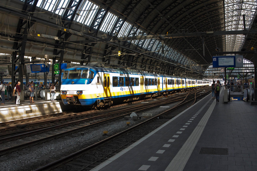 2985 & 2951, 15.52 Rhenen-Uitgeest (Sprinter 7454 & 4754), Amsterdam Central station 
 A three-set Sprinter train in the UK would absolutely nothing like this! At the most it would be six cariages long, this Dutch Sprinter is twelve long! The front two units are 2985 and 2951, the third I did not get, it was so far up the platform! This substantial 'local' train is working the 15.52 Rhenen to Uitgeest. There will be no dangerous levels of overcrowding issues on this Sprinter service! 
 Keywords: 2985 2951 15.52 Rhenen-Uitgeest Sprinter 7454 4754 Amsterdam Central station