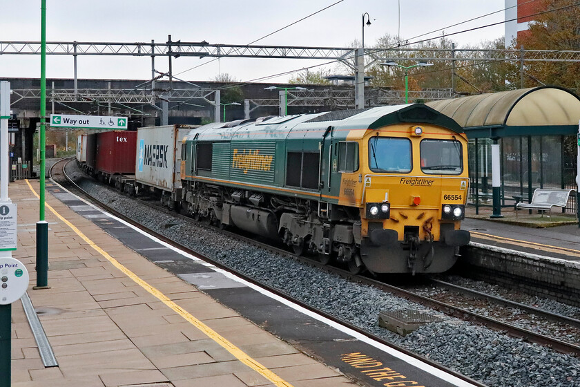 66554, 09.32 Felixstowe North-Ditton (4M88, 29L), Wolverton station 
 By 15.30 with the light beginning to drop there was just time to wait at Wolverton to photograph two final freights before heading for home. 66554 passes at speed with the 09.32 Felixstowe to Ditton Freightliner service. 
 Keywords: 66554 09.32 Felixstowe North-Ditton 4M88 Wolverton station. Freightliner