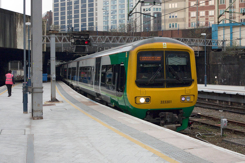 323201, LM 11.55 Reddich-Lichfiled City (2L39, 3L), Birmingham New Street station 
 323201 arrives into Birmingham New Street with the cross-city 11.55 Redditch to Lichfield City. 
 Keywords: 323201 2L39 Birmingham New Street station