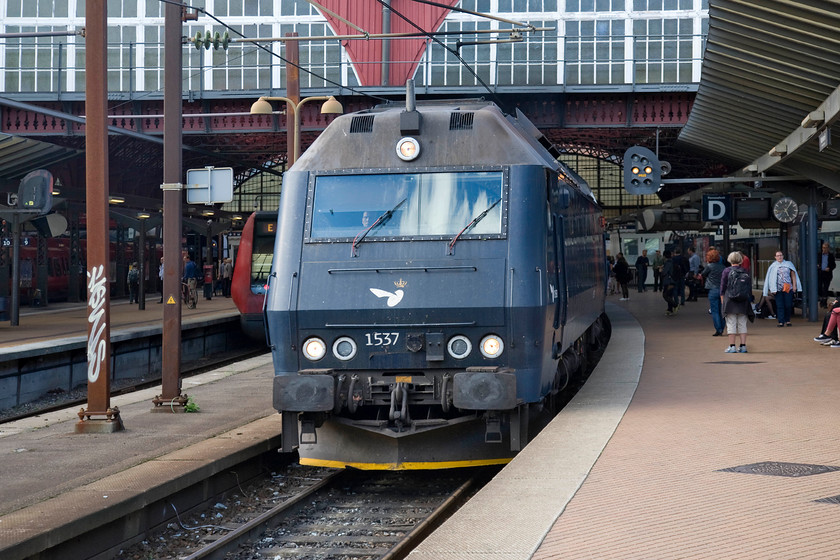 1537, 17.11 Copenhagen Central-Nykbing Falster, Copenhagen Central station 
 ME 1537, the last in the class, arrives at Copenhagen Central with the 17.11 to Nykbing Falster. These locomotives weigh in at a hefty one hundred and thirteen tons but still manage a top speed of one hundred and seven miles per hour. Whilst they have settled down and become reliable locomotives now, there were a lot of problems when the double-decker stock was introduced with the induction of exhaust fumes into the stock. 
 Keywords: 1537 17.11 Copenhagen Central-Nykbing Falster Copenhagen Central station DSB Class ME