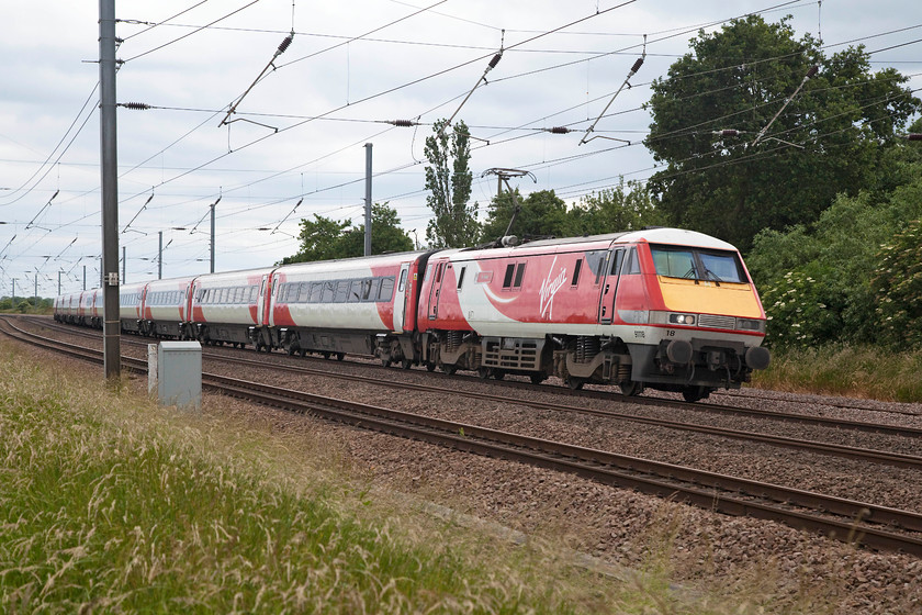 91118, GR 15.00 London King`s Cross-Edinburgh (1S22, 18L), Offord D`Arcy TL213652 
 Named on 27th March 2018 at King's Cross, 91118 'The Fusilers' leads the 15.00 London King's Cross to Edinburgh past Offord D'Arcy between Huntingdon and St. Neots. This service was already running late, time that was never made up as it arrived at its destination 18 minutes down. 
 Keywords: 91118 1S22 Offord DArcy TL213652