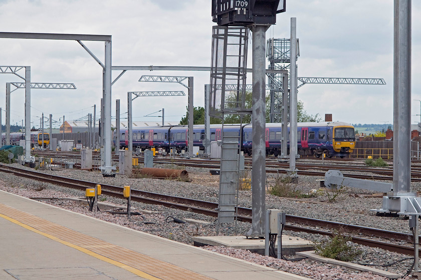 165108, GW unidentified working, Reading station 
 At the western end of Reading station the chaotic scene is caused by the proliferation of metalwork installed as part of the electrification process, and this is before the droppers and wires have been installed! 165108 arrives at the far side of the station with an unidentified working that I believe was coming off the depot. 
 Keywords: 165108 unidentified working Reading station