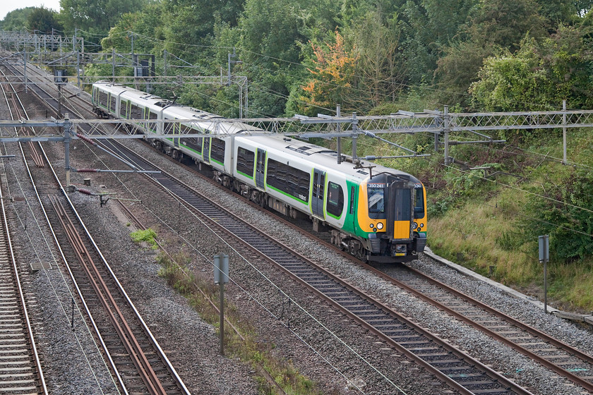 350241, LM 10.28 London Euston-Birmingham New Street (2Y07, 7L), Victoria Bridge 
 350241 takes the down fast or the 'Weedon line' forming the 10.28 Euston to Birmingham New Street. This train was diverted due to engineering works on the Northampton line. 
 Keywords: 350241 2Y07 Victoria Bridge