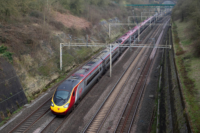 390121, VT 08.15 Manchester Piccadilly-London Euston (1A14, RT), Roade Cutting 
 390121 'Virgin Dream' passes through Roade Cutting forming the 08.15 Manchester Piccadilly to Euston working. This 11-car Pendolino was extended from its original 9-car (390021) formation sometime between 2010 and 2012. 
 Keywords: 390121 1A14 Roade Cutting