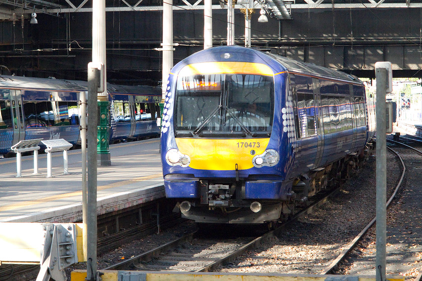 170473, SR 09.00 Glasgow Central-Edinburgh Waverley (1R84), Edinburgh Waverley station 
 170473 arrives into Edinburgh Waverley station with the 09.00 from Glasgow Central. Over the years, various different types of trains have operated these Glasgow-Edinburgh-Glasgow shuttles ranging from the class 126 inter-city Swindon DMUs of the 1960s, to the class 27 push/pulls of the 1970s and then to the class 47/DBSO combinations into the 1990s. 
 Keywords: 170473 09.00 Glasgow Central-Edinburgh Waverley 1R84 Edinburgh Waverley station