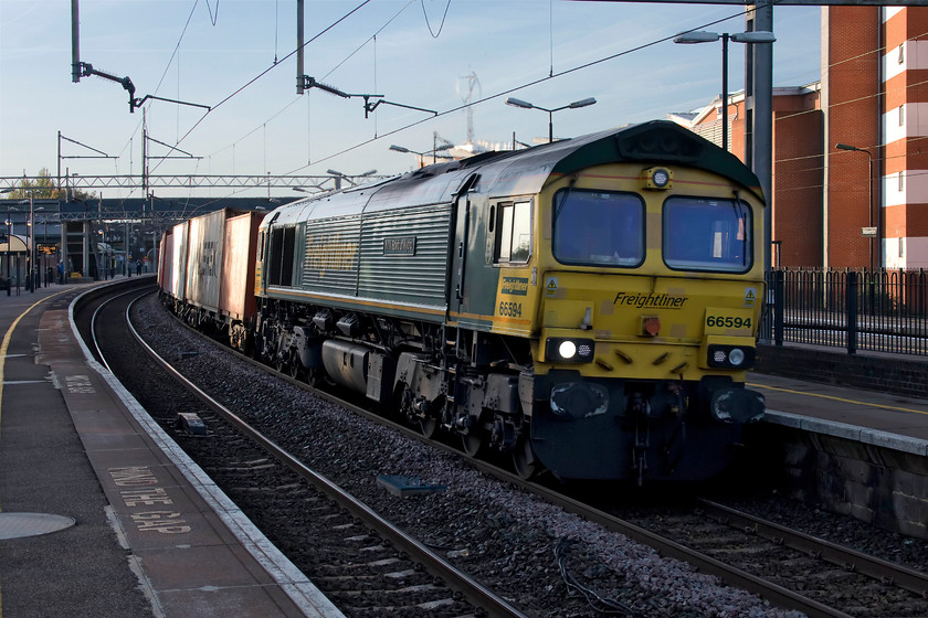 66594, 04.25 Felixstowe North-Lawley Street (4M88), Wolverton station 
 Just five minutes behind the 4M45 is the 4M88, the 04.25 Felixstowe to Lawley Street Freightliner. It is seen running through Wolverton station with 66594 'NYK Spirit of Kyoto'. This 66 is now eleven years old arriving at Newport on the MV Fairload in February 2007. 
 Keywords: 66594 04.25 Felixstowe North-Lawley Street 4M88 Wolverton station