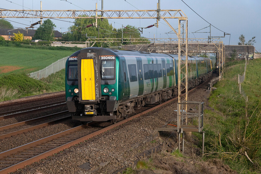 350408, LN 07.09 Bletchley-London Euston (2B06, 1E), Old Linslade 
 One of TPE's former Desiro sets, 350408, leads the 07.09 Bletchley to Euston London Northwestern service. The train is seen on the down slow line on the approach to Leighton Buzzard at Old Linslade, a favourite spot within the railway photography fraternity! 
 Keywords: 350408 07.09 Bletchley-London Euston 2B06 Old Linslade London Northwestern Desiro